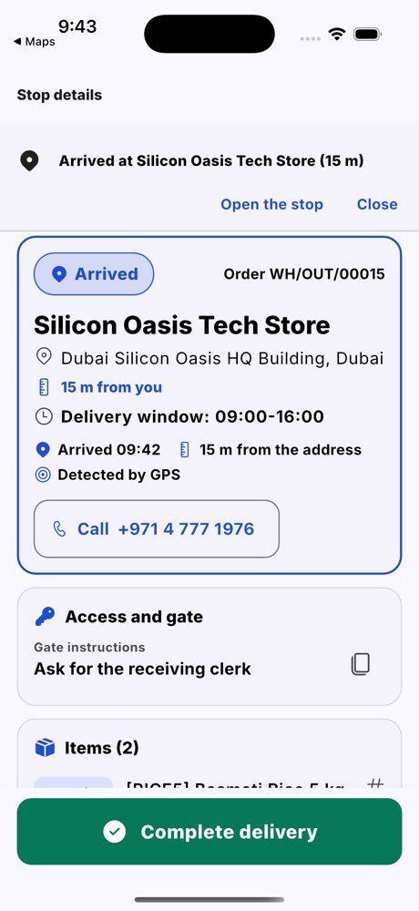 The arrival banner: Arrived at the customer, 15 m from the address, detected by GPS.